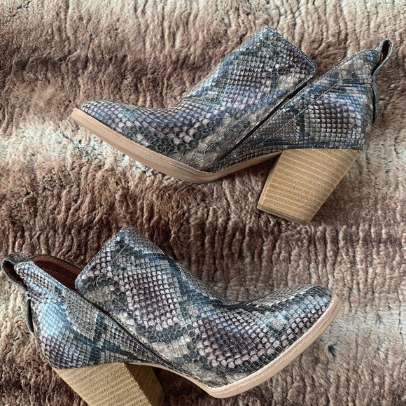 Jeffrey Campbell Rowlan Bootie Taupe Snakeskin - Picture 3 of 13